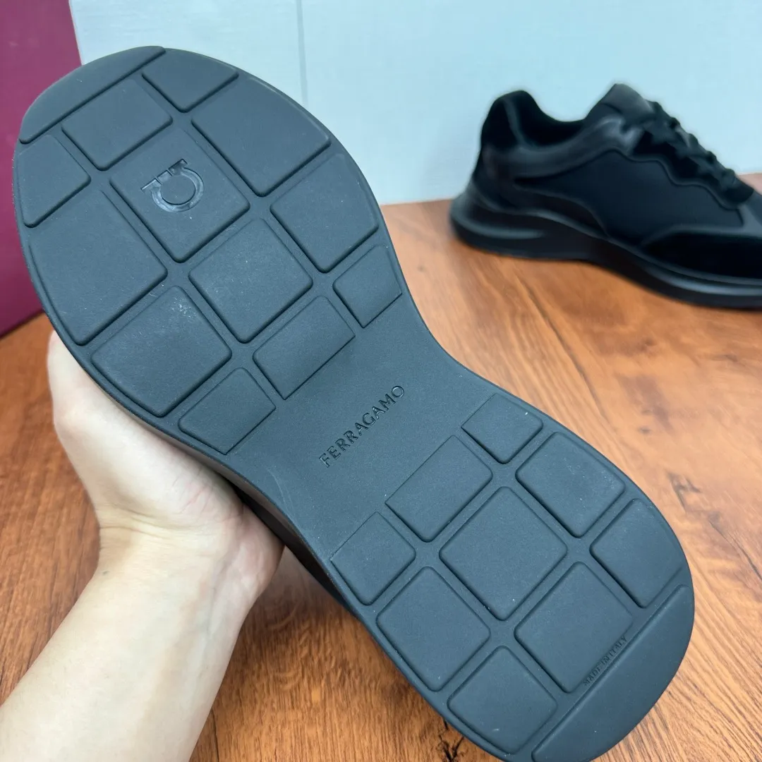 [Ferragamo] Top P: 720💰 Size: 39~44 (38 45 custom-made, non-returnable) Ferragam/Ferragamo Cancini buckle men's low-top casual shoes Spring and summer official website synchronized new thick-soled versatile sports shoes for men This urban-style casual shoe boldly combines a variety of fabrics, cleverly using high-tech mesh fabrics and smooth leather to create a unique high-end look, with side dropouts Cancini buckle, padded collar and tongue, and eye-catching lightweight rubber sole make the design even more sophisticated! The perfect blend of style and comfort. , the shoe body is outlined with exquisite lines, embellished with iconic elements, and equipped with comfortable sole technology to boost your pace. Whether you are walking on the street or exercising, you can show your extraordinary charm. Item number: F688525 Black.